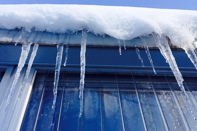 Получить компенсацию при падении снега с крыши в Большом Истоке